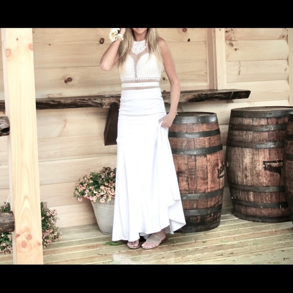 Womans size 4-6 white wedding dress / prom dress